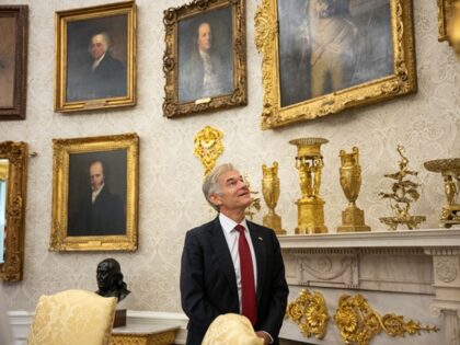 Drug - Mehmet Oz in the Oval Office before his swearing-in ceremony for Administrator of t