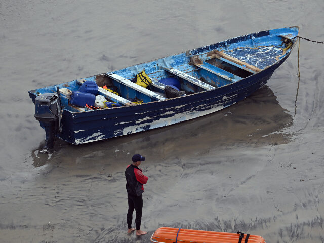 AP25125767416019 (1) Salvavidas de Del Mar observan un bote naufragado en la playa, el lunes 5 de mayo de 2025,