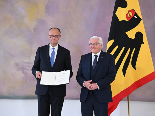 06 May 2025, Berlin: Federal President Frank-Walter Steinmeier presents Federal Chancellor