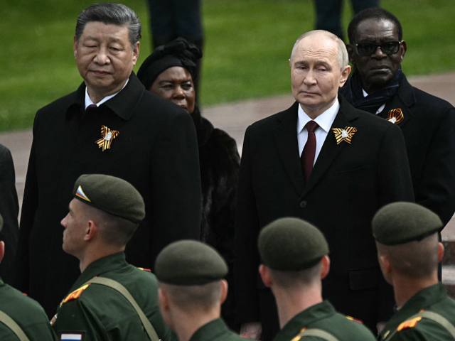 Russian President Vladimir Putin and Chinese President Xi Jinping attend a ceremony to lay