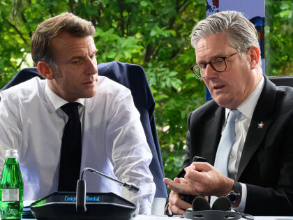 France's President Emmanuel Macron (L) and Britain's Prime Minister Keir Starmer
