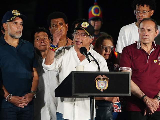 GettyImages-2215602426 Colombian President Gustavo Petro (C) speaks next to his Minister of the Interior Armando