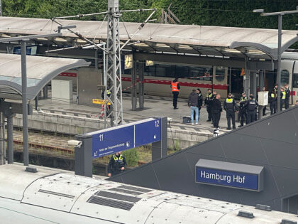 23 May 2025, Hamburg: Police on duty at the scene. Several people were seriously injured i