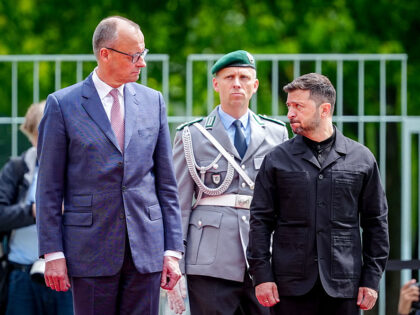 28 May 2025, Berlin: Volodymyr Zelensky (r), President of Ukraine, is greeted with militar