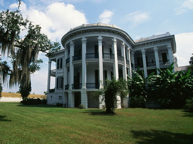 GettyImages-541332255 UNITED STATES - JANUARY 11: Nottoway Plantation House (1859), White Castle, Louisiana, Uni