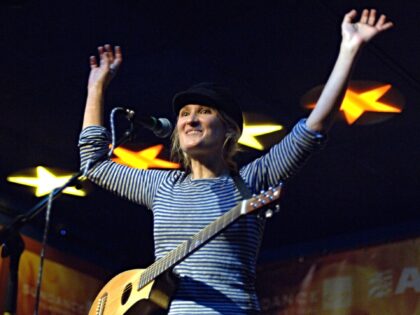 Jill Sobule, ‘I Kissed a Girl’ Singer-Songwriter, Dies in House Fire
