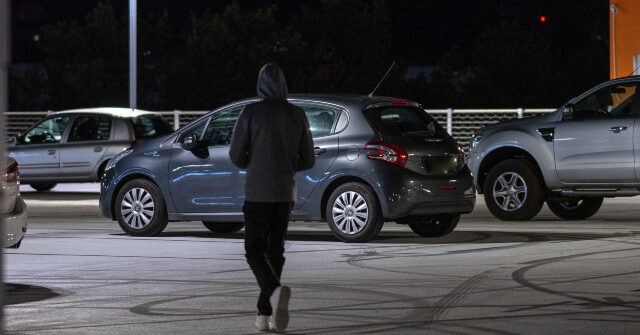 Alleged Carjackers Run Away After Rabbi Pulls Gun