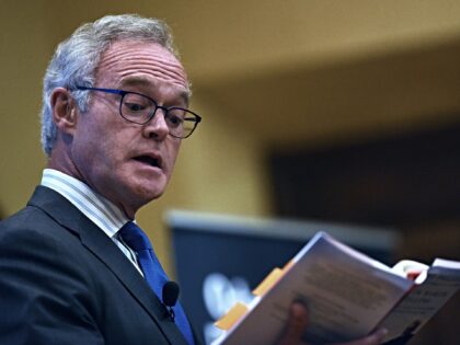WINTER PARK, UNITED STATES - 2019/10/29: CBS News journalist and author Scott Pelley reads