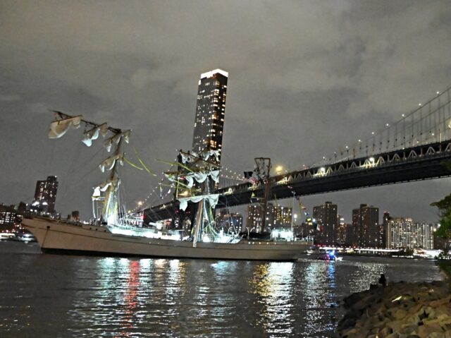 brooklyn bridge NEW YORK, UNITED STATES - MAY 17: Mexican navy tall ship, making a festive visit to New Yo