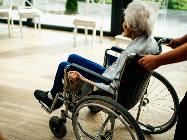 Elderly Chinese Woman Dies When Forced to Leave Hospital for Bank Withdrawal