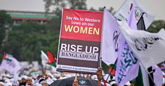 Bangladeshi Islamists March in Protest at 'Western' Laws Guaranteeing Freedom for Women