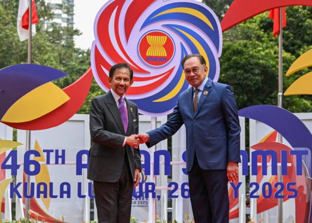 Brunei's Sultan Hassanal Bolkiah (L, with Malaysian Prime Minister Anwar Ibrahim) was visi