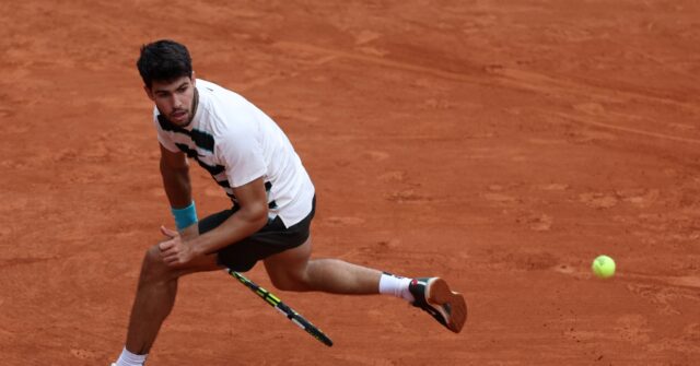 Alcaraz, Swiatek Advance in French Open Opening Round