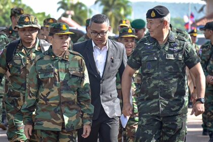 Commander-in-chief of the Royal Thai Army (RTA) General Pana Klaewplodthuk (R) and the Com