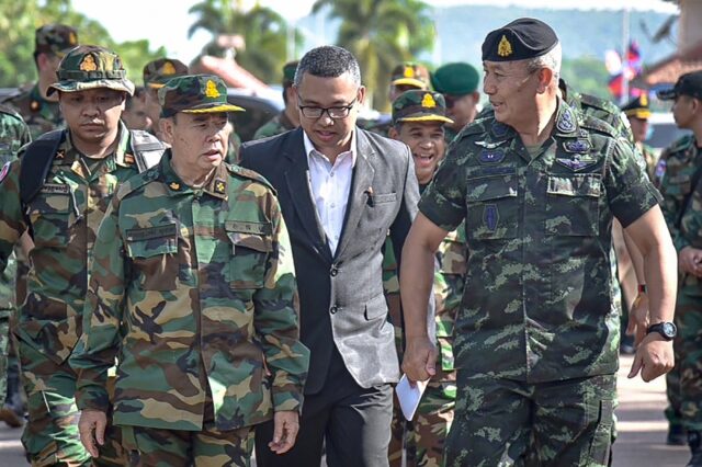 Commander-in-chief of the Royal Thai Army (RTA) General Pana Klaewplodthuk (R) and the Com