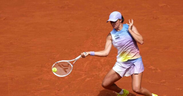 Swiatek Starts French Open Defense With Victory