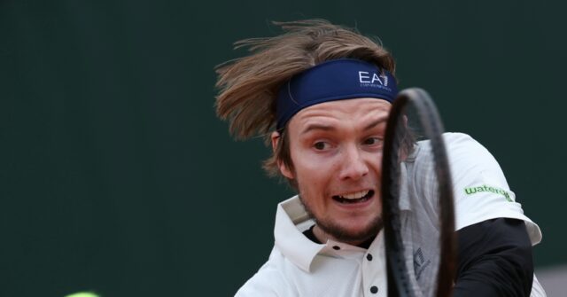 Bublik Mounts Five-Set Comeback to Upset De Minaur at French Open