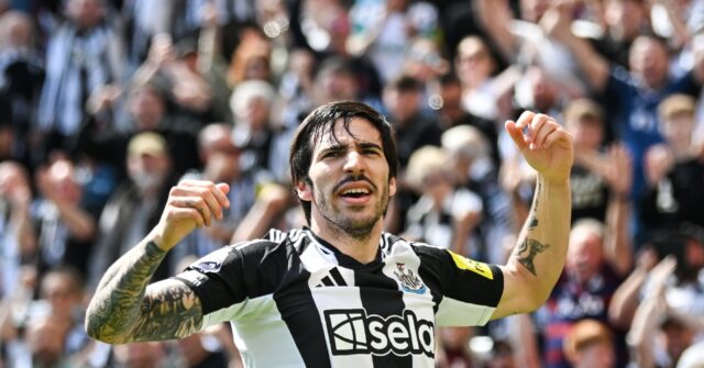 Newcastle Defeats 10-Man Chelsea 2-0 Advances Champions League Bid