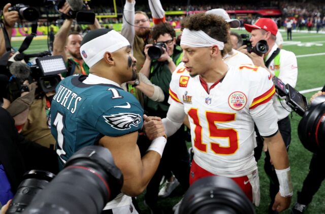 Philadelphia Eagles quarterback Jalen Hurts (left) and Kansas City's Patrick Mahomes (righ