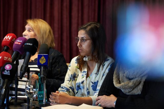 Saâda Arbane (d) pendant une conférence de presse aux côtés de son avocate algérienne