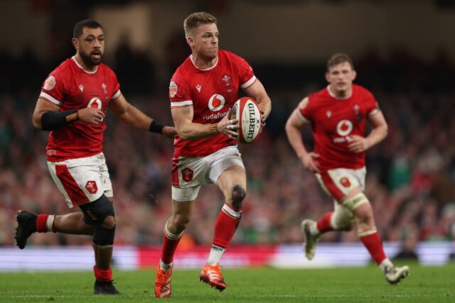 Wales' fly-half Gareth Anscombe is leaving Gloucester to join French side Bayonne