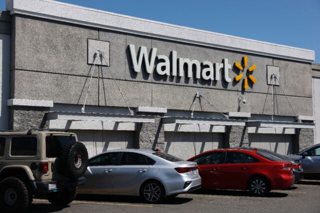 Walmart warned that it will not be able to absorb all the effects from tariffs