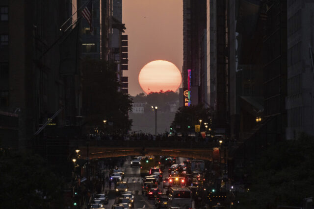 Manhattanhenge-Explainer The Associated Press