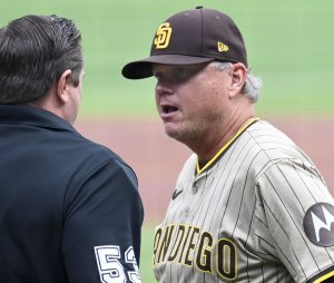 San Diego Padres manager Mike Shildt throws glasses during tantrum with umpire