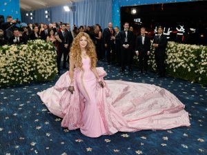 Shakira, Alejandro Sanz reunite in 'Besame' music video