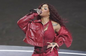 SZA Wins Two R&B Awards at American Music Awards in Las Vegas