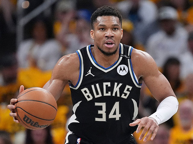 Milwaukee Bucks forward Giannis Antetokounmpo (34) plays during the first half in Game 5 o