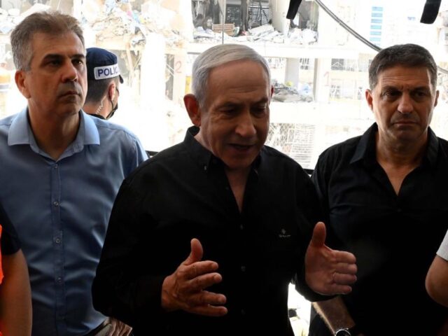 Benjamin Netanyahu Bat Yam missile site (Avi Ohayon / GPO)