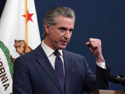 El gobernador de California, Gavin Newsom, durante una conferencia de prensa en Sacramento
