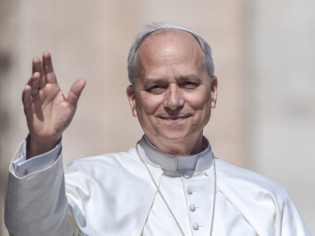 GettyImages-2218014996 VATICAN CITY, VATICAN - 2025/06/04: Pope Leo XIV waves as he arrives for his weekly genera