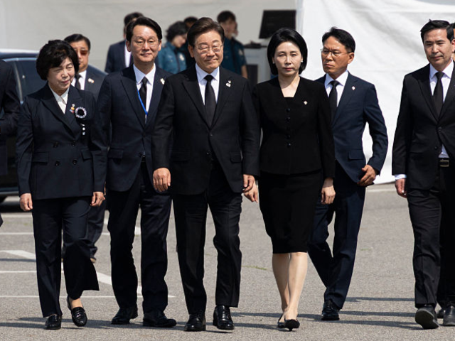 GettyImages-2218134518 South Korean President Lee Jae-myung (4th-R) and his wife Kim Hye-Kyung (3rd-R) arrive a c