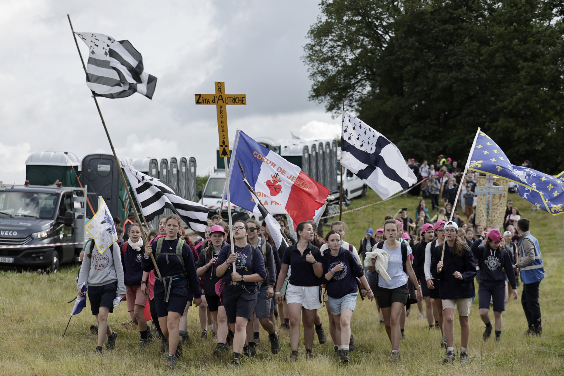 Pelgrins memegang salib, spanduk dan bendera ketika mereka tiba untuk Misa, selama ziarah Pantekosta tradisional dari Paris ke Chartres, di Sonchamp, dekat Paris, pada 8 Juni 2025. Dari Gereja Saint-Sulpice di Paris, ribuan orang yang menarik pawai mereka ke arah pawai mereka pada 7 Juni, 2025 untuk padang saint, ribuan orang, yang menjadi pawai mereka ke pawai mereka pada 7 Juni. Episcopate. (Foto oleh Stephane de Sakutin / AFP) (Foto oleh Stephane de Sakutin / AFP via Getty Images)