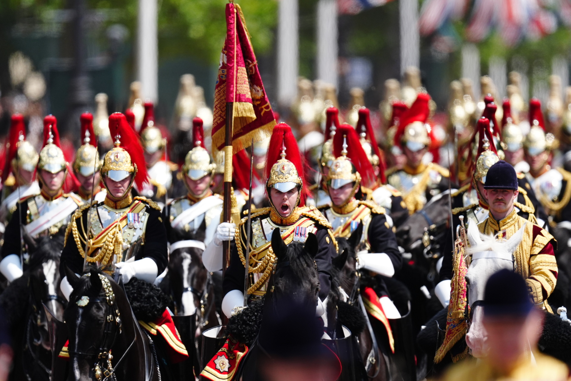 Anggota kavaleri rumah tangga memasang resimen di mal setelah pasukan upacara warna di London pusat ketika Raja Charles III merayakan ulang tahun resminya. Tanggal Gambar: Sabtu 14 Juni 2025. (Foto oleh gambar Aaron Chown/PA via Getty Images)