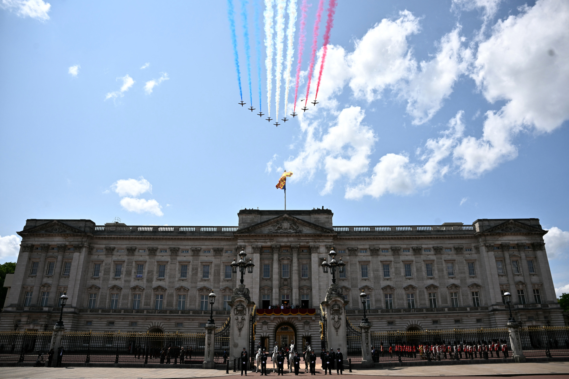 Tim aerobatik Angkatan Udara Kerajaan Inggris (RAF), "Panah merah" Lakukan flypast di atas Istana Buckingham selama Parade Ulang Tahun Raja "Pasukan warnanya" Di London pada 14 Juni 2025. Upacara Trooping Warna diyakini pertama kali dilakukan pada masa pemerintahan Raja Charles II. Sejak 1748, pasukan warna telah menandai ulang tahun resmi Sovereign Inggris. Lebih dari 1500 prajurit parade dan hampir 300 kuda mengambil bagian dalam acara tersebut. (Foto oleh Ben Stansall / AFP) (Foto oleh Ben Stansall / AFP via Getty Images)