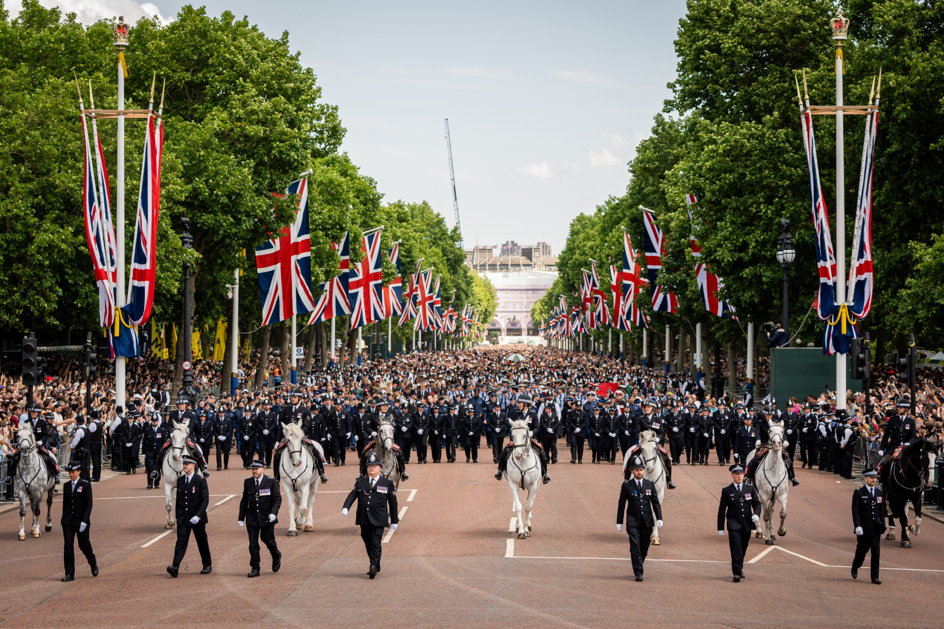 Anggota publik berbaris di mal, London, untuk melihat flypast berikut, upacara warna pasukan di London pusat, ketika Raja Charles III merayakan ulang tahun resminya. Tanggal Gambar: Sabtu 14 Juni 2025. (Foto oleh gambar Aaron Chown/PA via Getty Images)