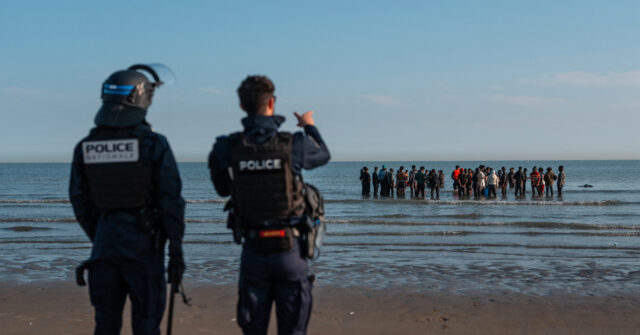 Police Clash With Migrants as Macron, Starmer Admit Crisis 'Deteriorating'