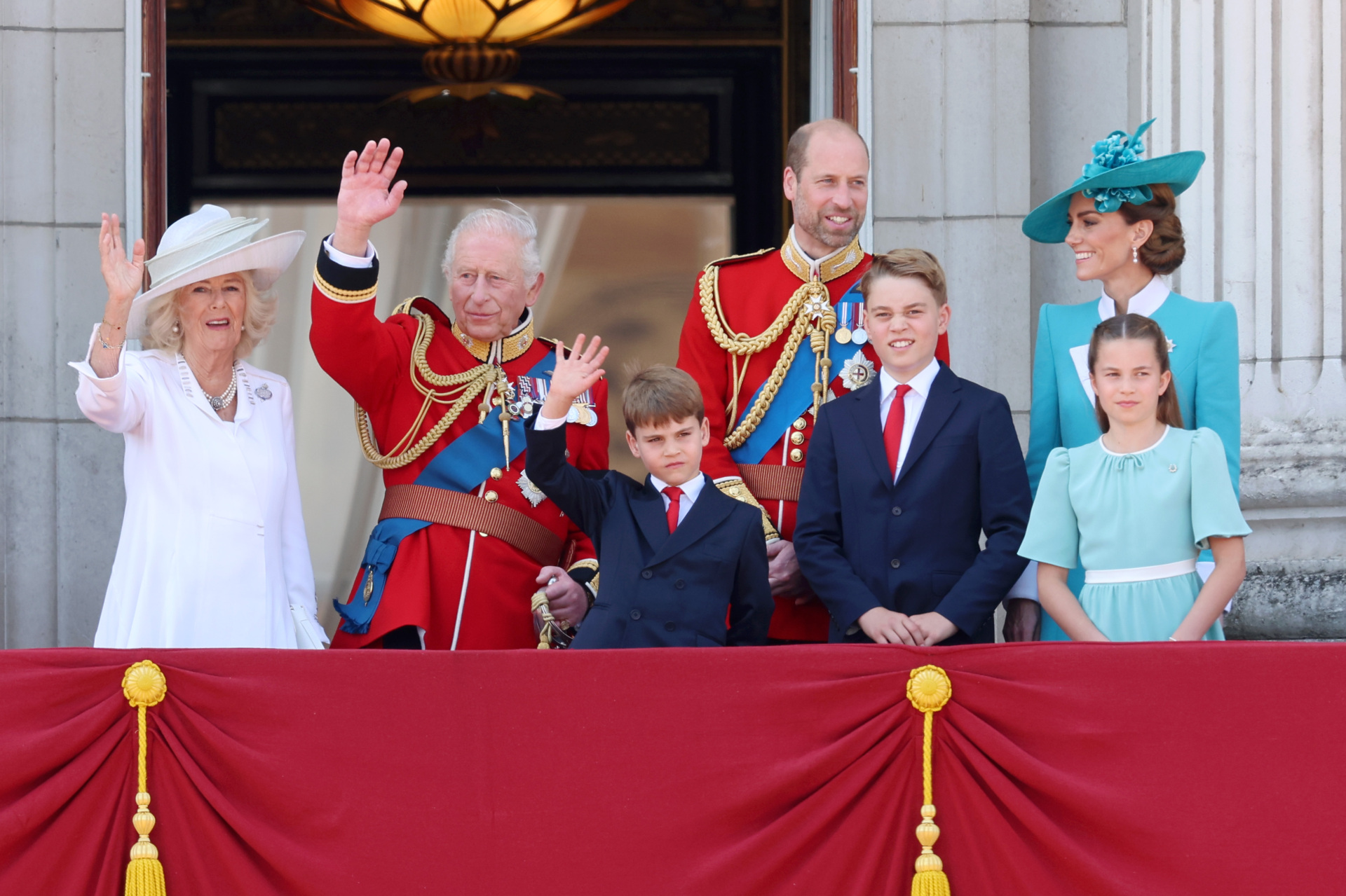 London, Inggris - 14 Juni: Ratu Camilla, Raja Charles III, Pangeran Louis dari Wales, Pangeran William, Pangeran Wales, Pangeran George dari Wales, Catherine, Putri Wales dan Putri Charlotte dari Wales Wave dari Balkon di Istana Buckingham selama pasukan warna 2025 pada 14 Juni 2025 di London, Inggris. Pasukan Warna adalah parade upacara yang merayakan ulang tahun resmi raja Inggris. Acara ini menampilkan lebih dari 1.400 tentara dan petugas, disertai oleh 200 kuda. Lebih dari 400 musisi dari sepuluh band berbeda dan korps drum berbaris saat tampil. (Foto oleh Chris Jackson/Getty Images)