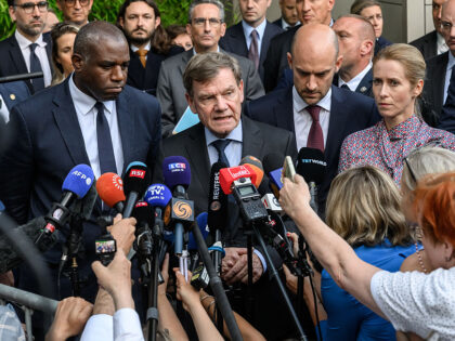 Germany's Foreign Minister Johann Wadephul (C), flanked by Britain's Foreign Sec
