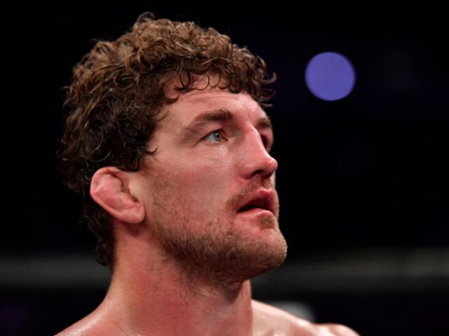 Jeff Bottari_Zuffa LLC via Getty Images SINGAPORE, SINGAPORE - OCTOBER 26: in their welterweight bout during the UFC Fight Night