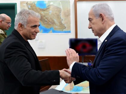 Netanyahu and Lapid (Avi Ohayon / GPO)