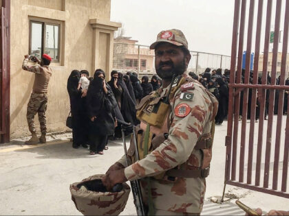 Pakistan Closes Border with Iran as Israeli Strikes Continue