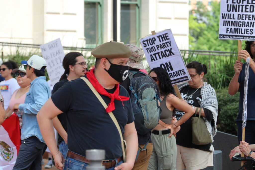 Gaun pemrotes dalam pakaian sosialis tradisional di protes anti-es di San Antonio, foto oleh Randy Clark (Randy Clark/Breitbart Texas)