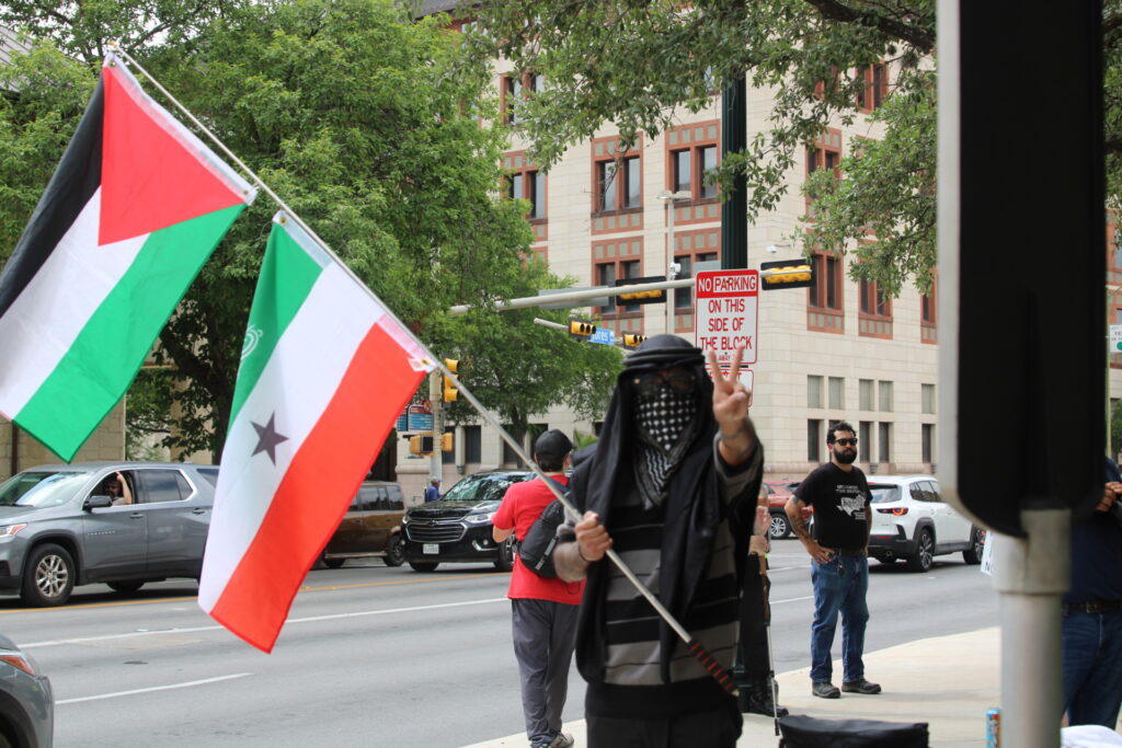 Gelombang pemrotes Bendera Palestina di Anti-Ice Protes, Foto oleh Randy Clark (Randy Clark/Breitbart Texas)
