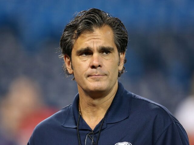 Tom Szczerbowski_Getty Images (1) TORONTO, CANADA - APRIL 18: Fox Sports television broadcaster Chip Caray of the Atlanta Br