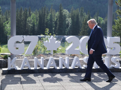 (L-R) US President Donald Trump and British Prime Minister Keir Starmer arrive for a famil
