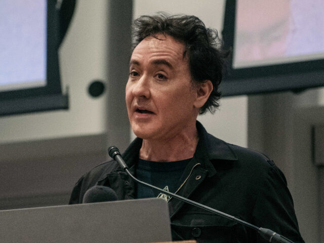 johncusack CHICAGO, IL - SEPTEMBER 24: Actor John Cusack speaks at a rally ahead of an upcoming poten